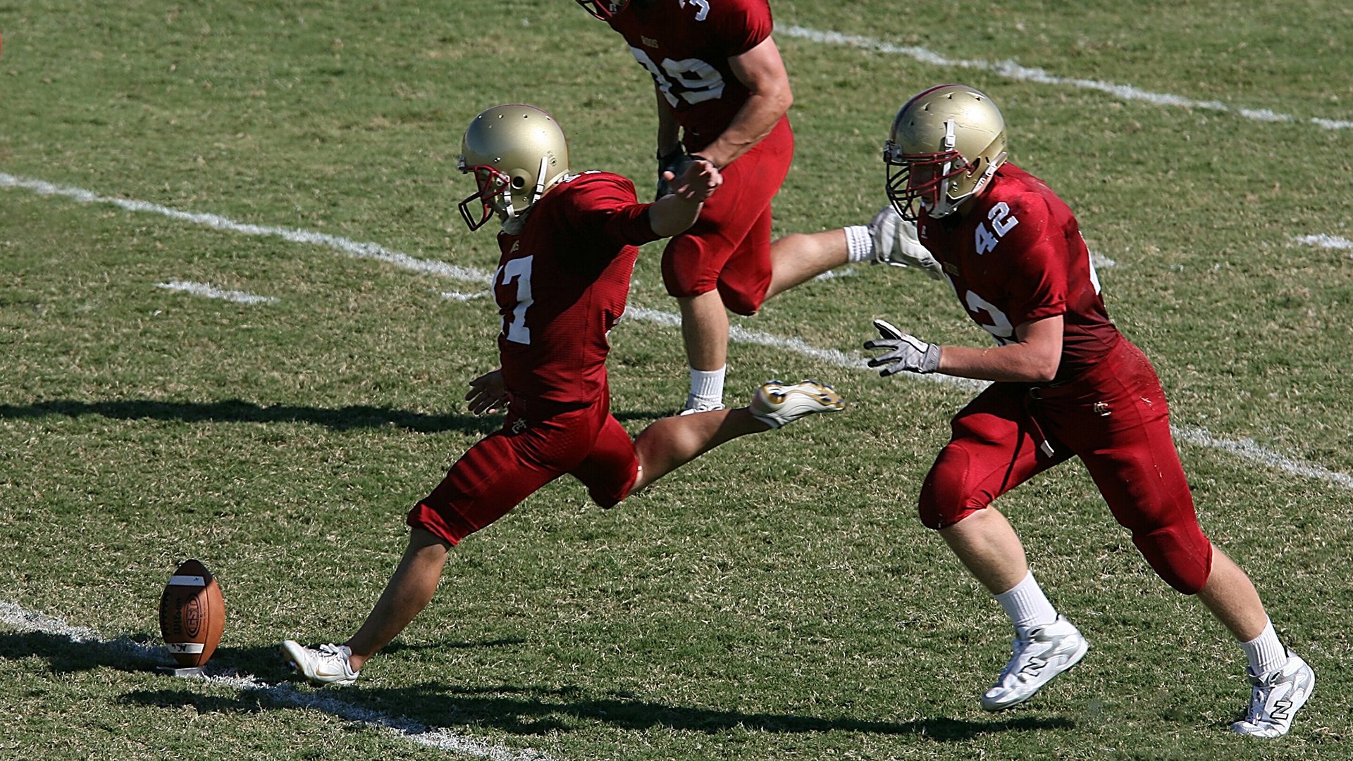 “全力出击!四川省体育馆自由搏击选手激战正酣”